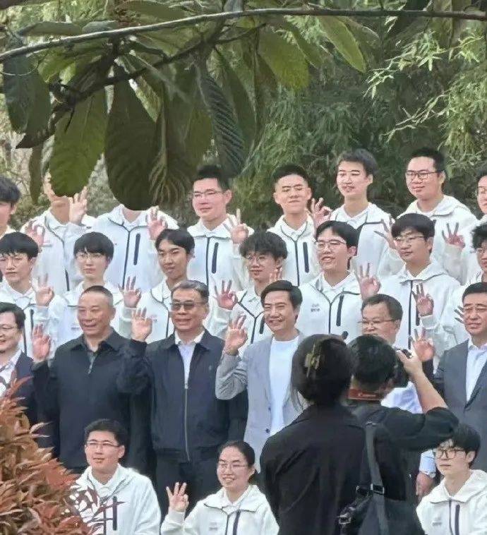 雷军回应如何保持好身材：英语不好已经让母校“蒙羞”<strong></p>
<p>数字货币交易所</strong>，不能再形象欠佳