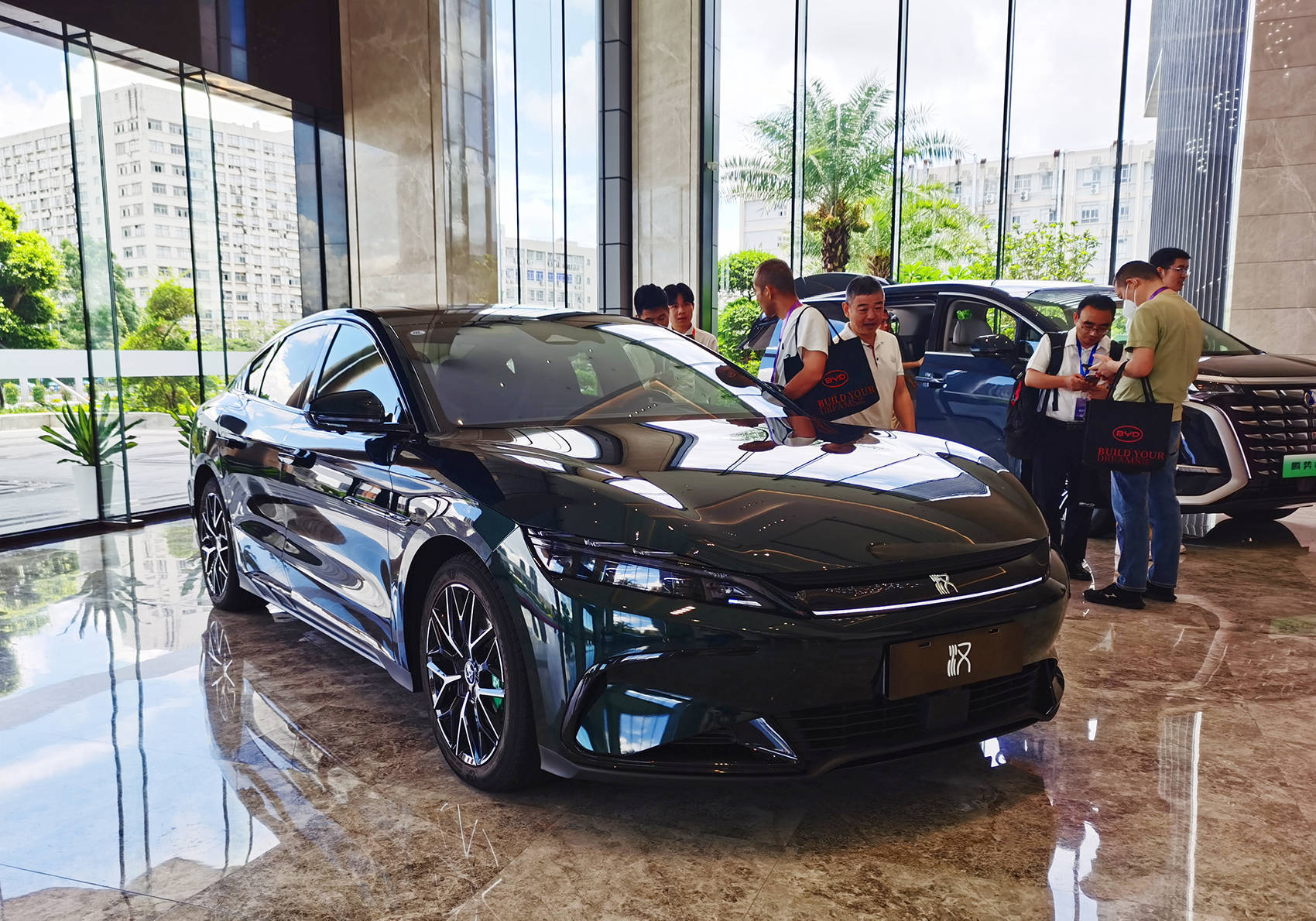 营收7771亿元<strong></p>
<p>数字货币交易所</strong>，超越特斯拉！刚刚，比亚迪炸裂发布：拟派现超120亿元