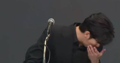 金秀贤为何在记者会上多次喝水<strong></p>
<p>数字货币交易所投资</strong>，网友请DeepSeek解读