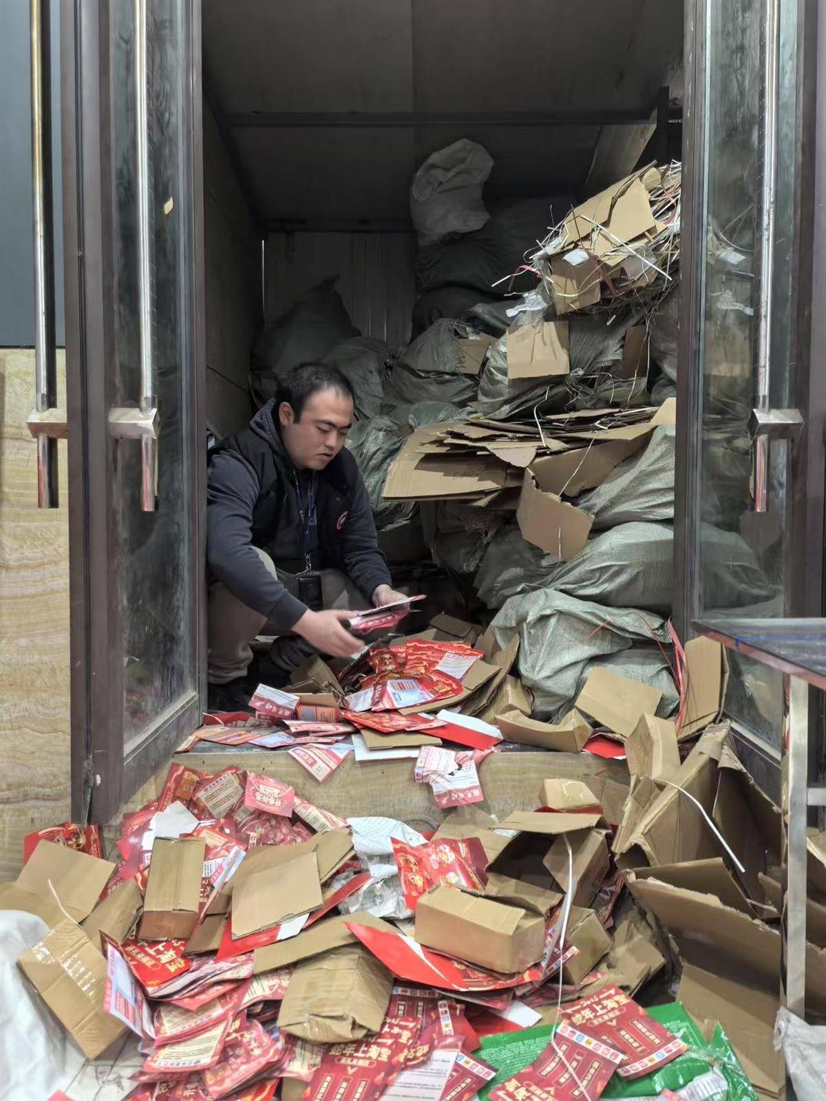 他发出的81万件快递全是电诈卡片<strong></p>
<p>数字货币交易平台</strong>！武汉江岸警方破获特大诈骗案