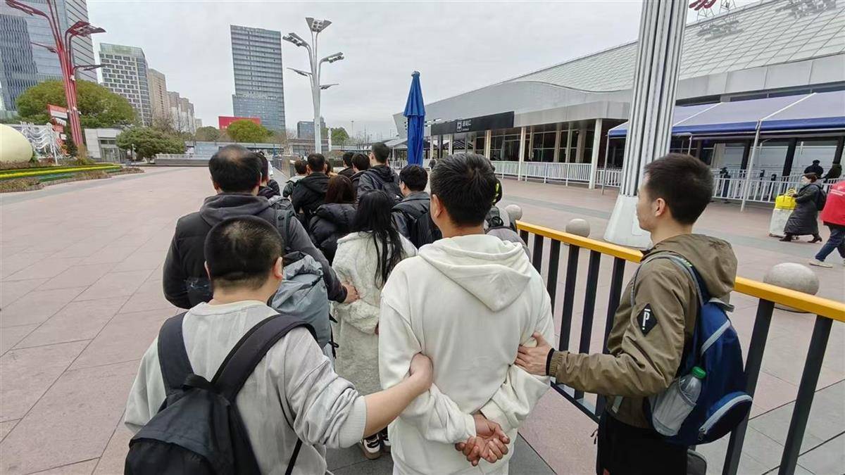 他发出的81万件快递全是电诈卡片<strong></p>
<p>数字货币交易平台</strong>！武汉江岸警方破获特大诈骗案