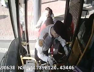 “您和孩子先上车<strong></p>
<p>数字货币投资</strong>，车子我来搬! ” 青岛公交司机亲情化服务获点赞