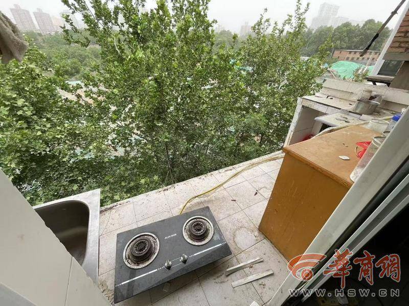大风中西安一40年老楼两户阳台坠落<strong></p>
<p>数字货币价格</strong>，居民担心危房盼安全鉴定