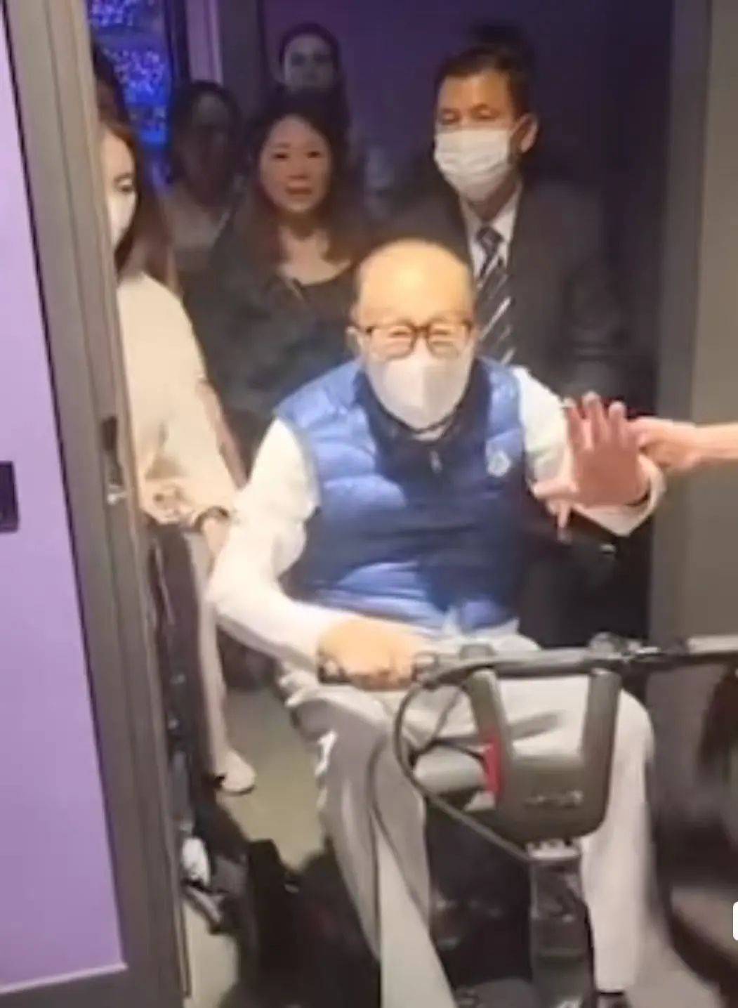 97岁李嘉诚和红颜知己周凯旋一同去看五月天演唱会<strong></p>
<p>bitop官网</strong>，现场笑容不断，十分开怀，看起来精神十足
