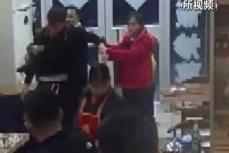 被打后还手是不是互殴<strong></p>
<p>比特币交易信息平台</strong>？“小案”也适用正当防卫