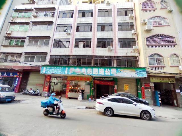 “小官巨贪校长”<strong></p>
<p>比特币交易信息平台</strong>，让乡镇初中生吃不饱