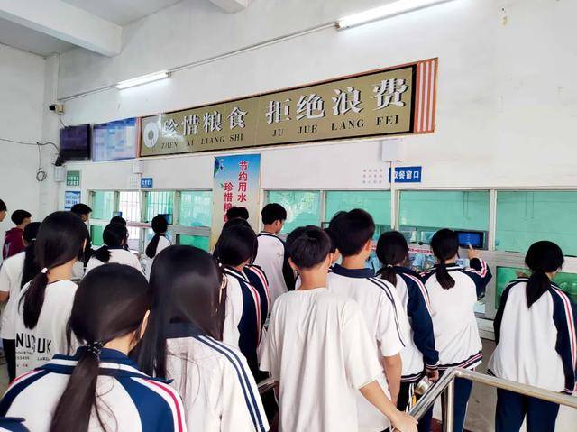 “小官巨贪校长”<strong></p>
<p>比特币交易信息平台</strong>，让乡镇初中生吃不饱