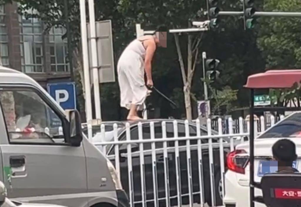 女子持械当街打砸多辆轿车<strong></p>
<p>以太坊行情</strong>，被顶在挡风玻璃上前行，当地：女子当场被控制，警方介入调查