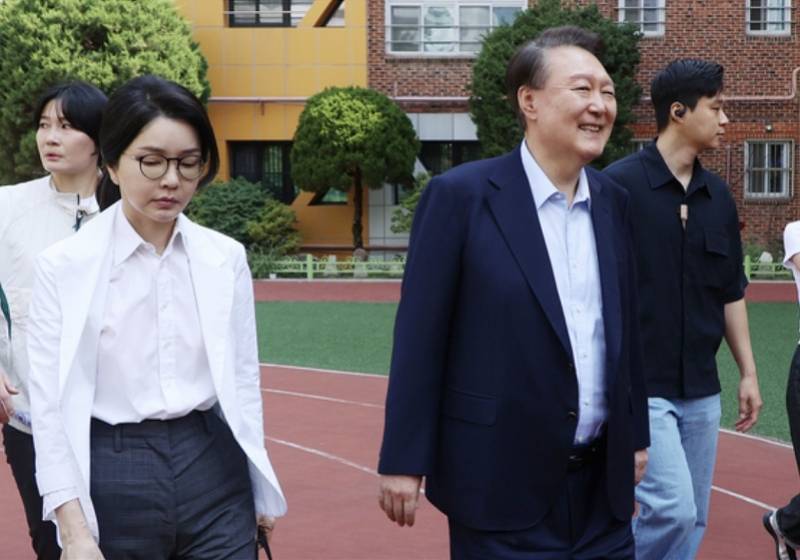 尹锡悦夫妇现身韩国大选投票现场<strong></p>
<p>以太坊行情</strong>！对丑闻相关提问保持沉默