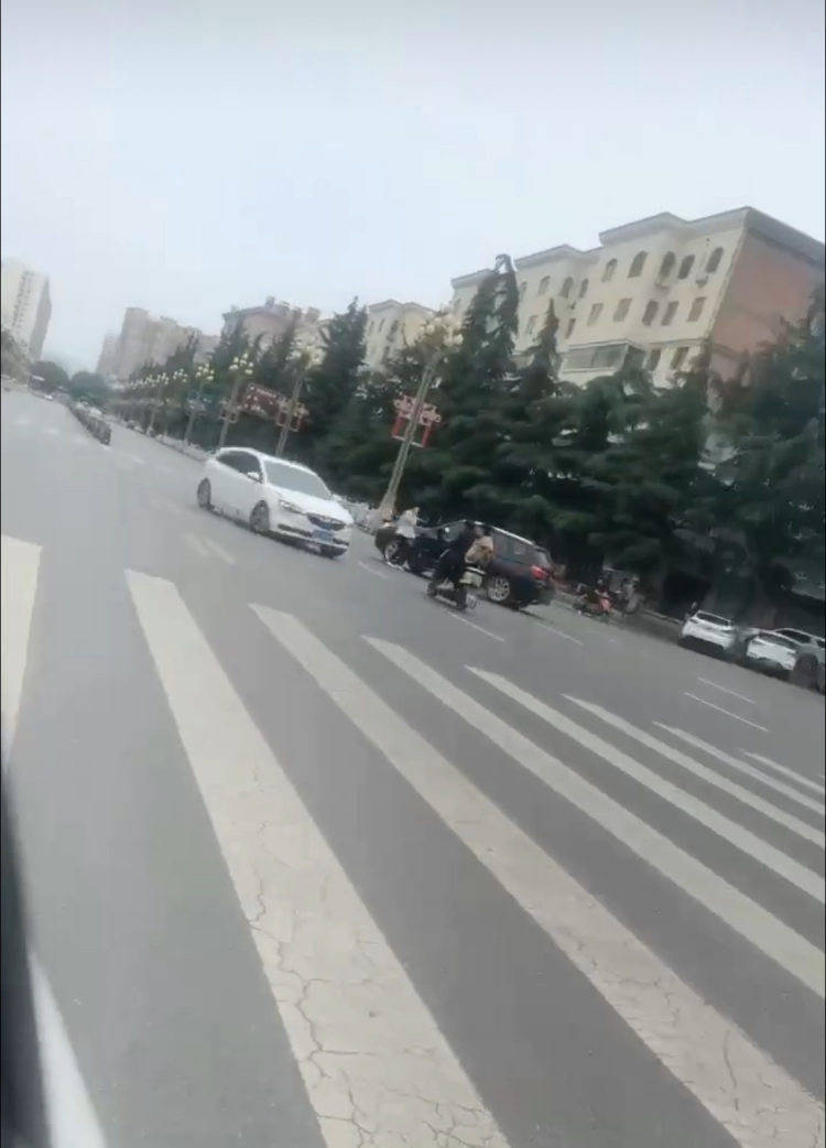 宝鸡一社区书记闹市飞车追撞女子<strong></p>
<p>以太坊最新价格</strong>，两路人遭殃送医，警方已介入
