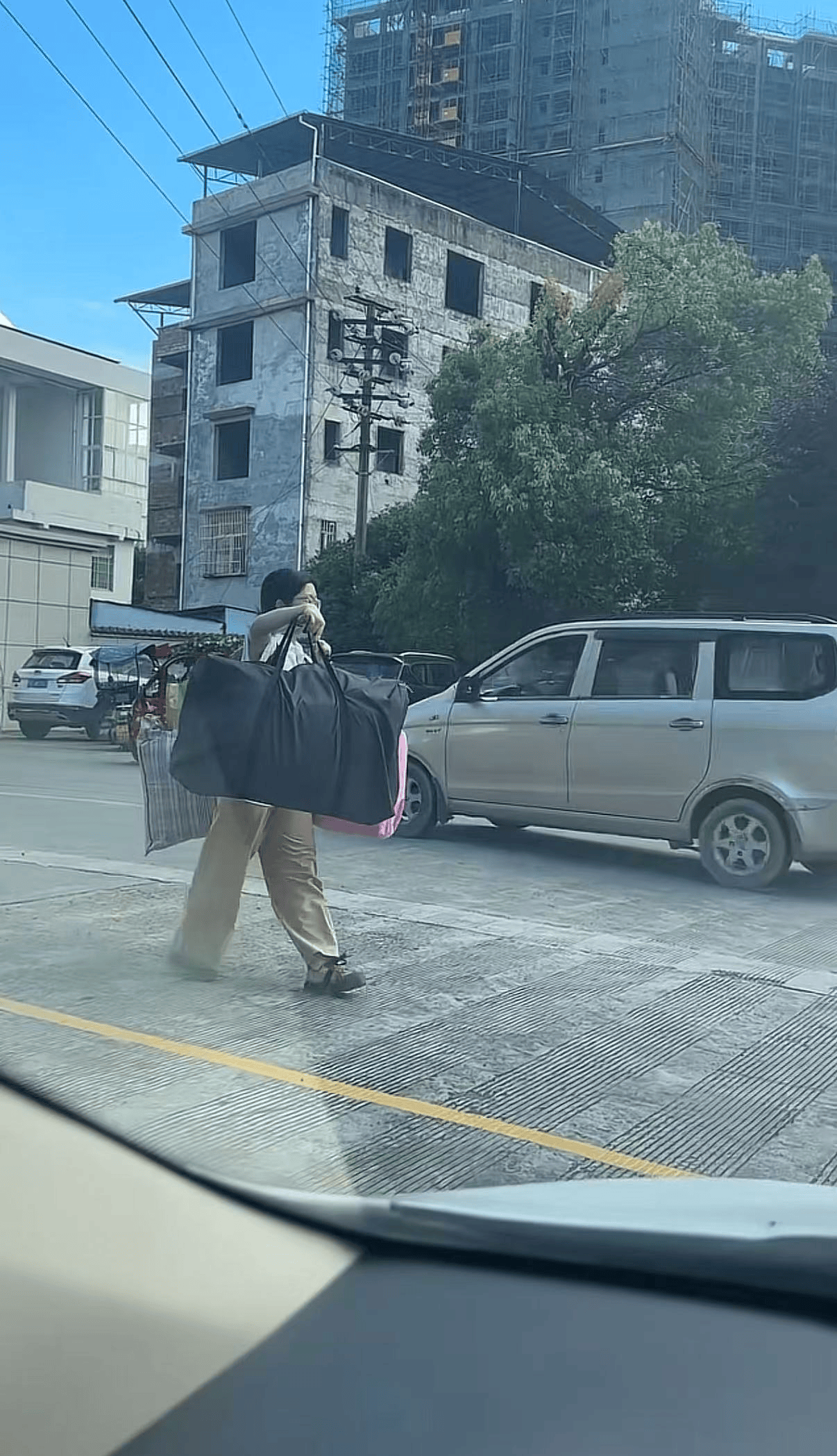 广西一女生高考结束后独自挑行李回家感动全网<strong></p>
<p>比特币行情</strong>，学校：她很朴实，老师们评价都很高