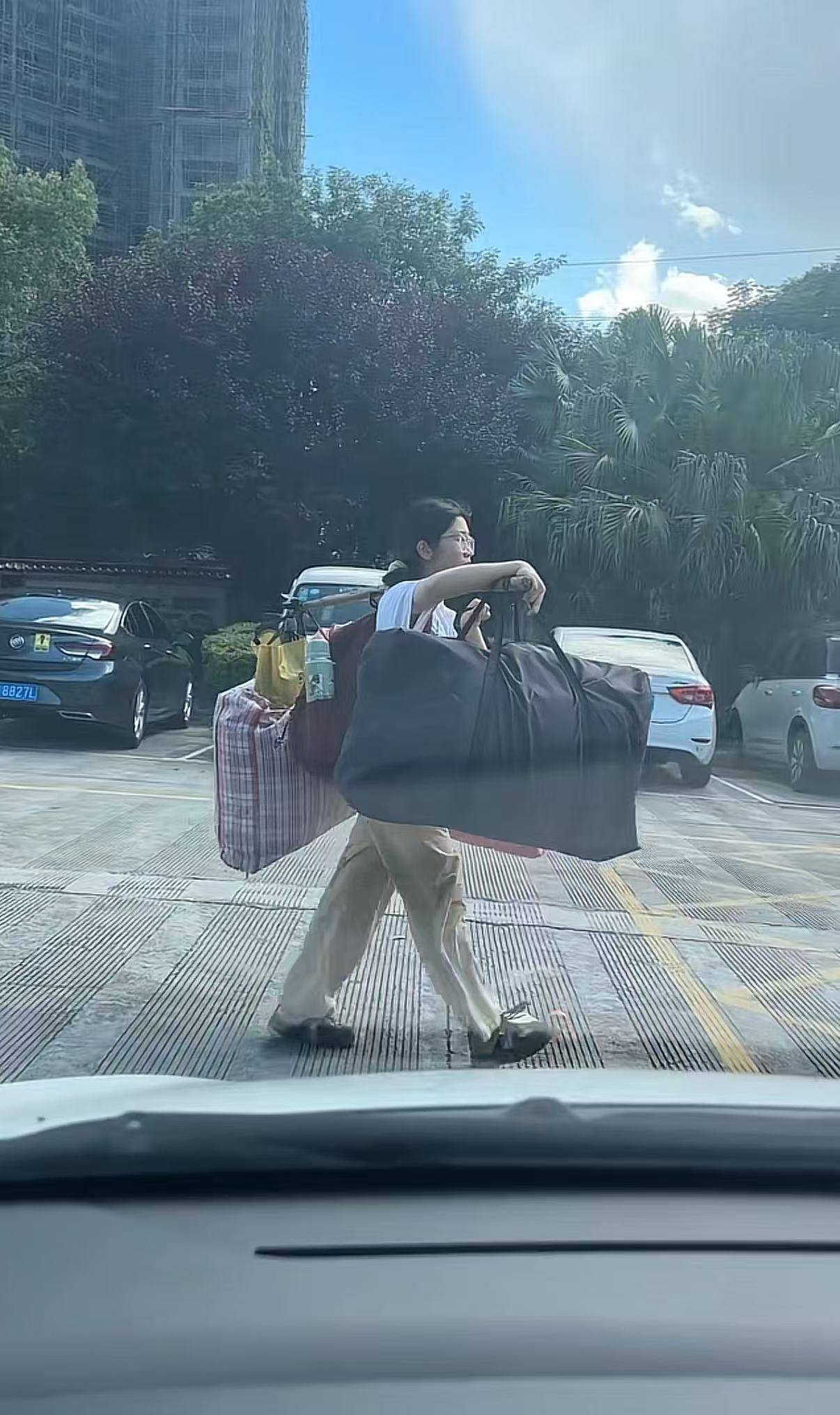 广西一女生高考结束后独自挑行李回家感动全网<strong></p>
<p>比特币行情</strong>，学校：她很朴实，老师们评价都很高