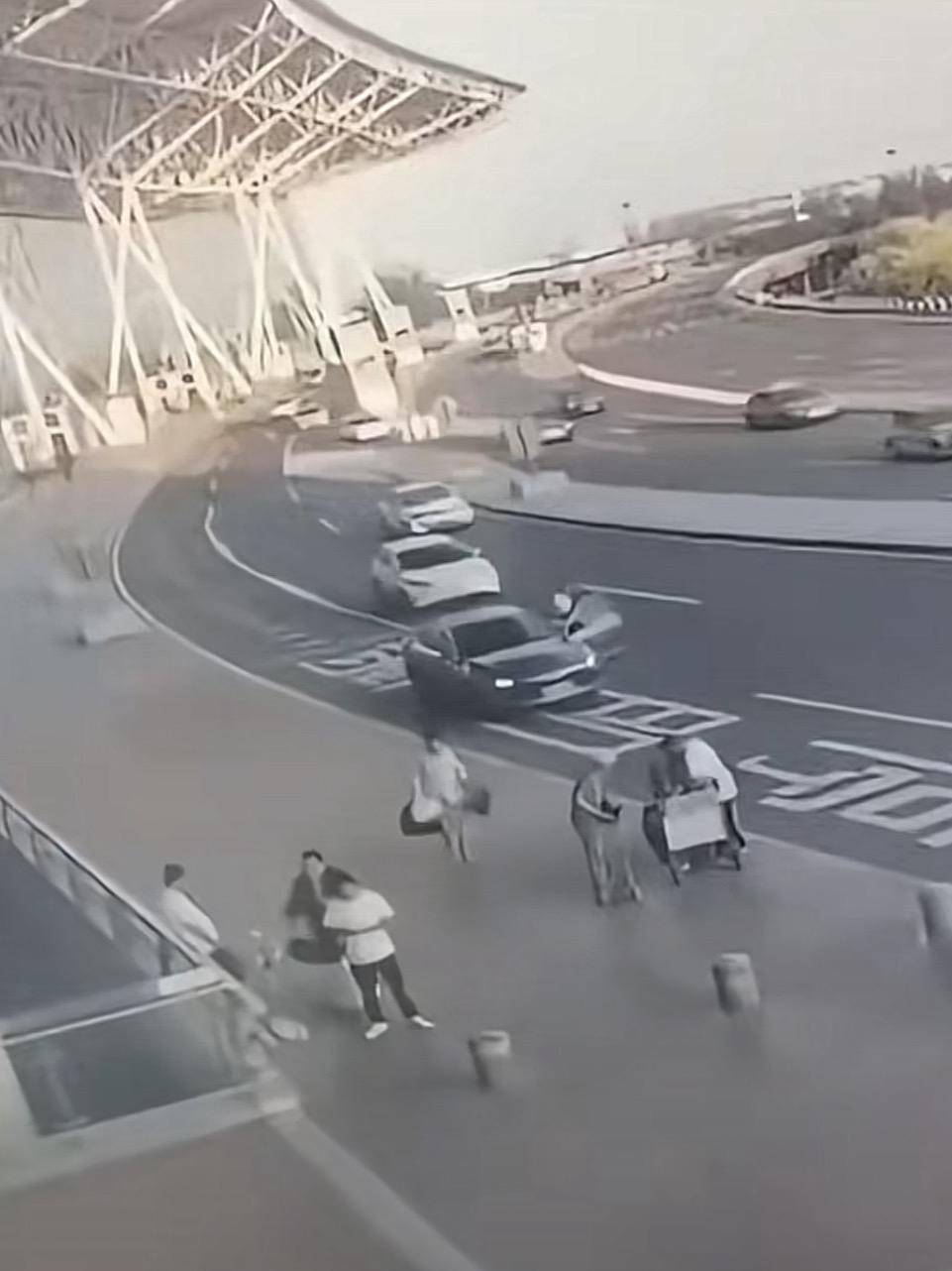 天津滨海机场一司机开门下车被相邻车道来车撞倒<strong></p>
<p>比特币价格今日行情</strong>，车门脱落 交警正调查，律师分析