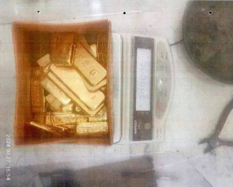 小树林里接头<strong></p>
<p>币安币</strong>，一天背走2000多万元黄金！上海两人被判刑