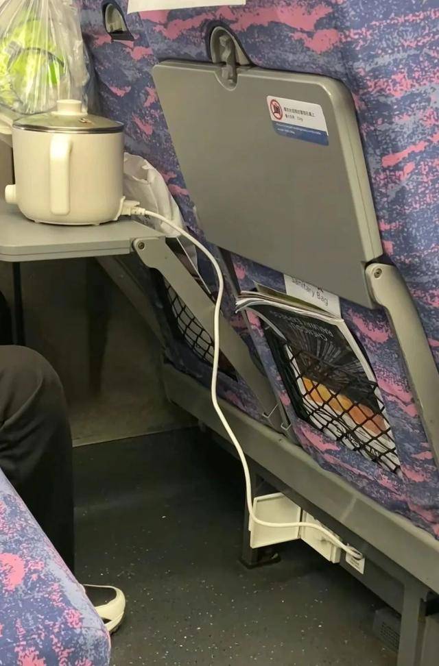 乘客在高铁上使用小型电煮锅<strong></p>
<p>比特现金</strong>？12306回应：可以带但不能使用