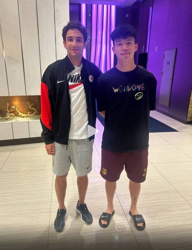 挥手打到王钰栋！宾纪文：赛后第一时间向他道歉<strong></p>
<p>莱特币</strong>，开心能和他对位