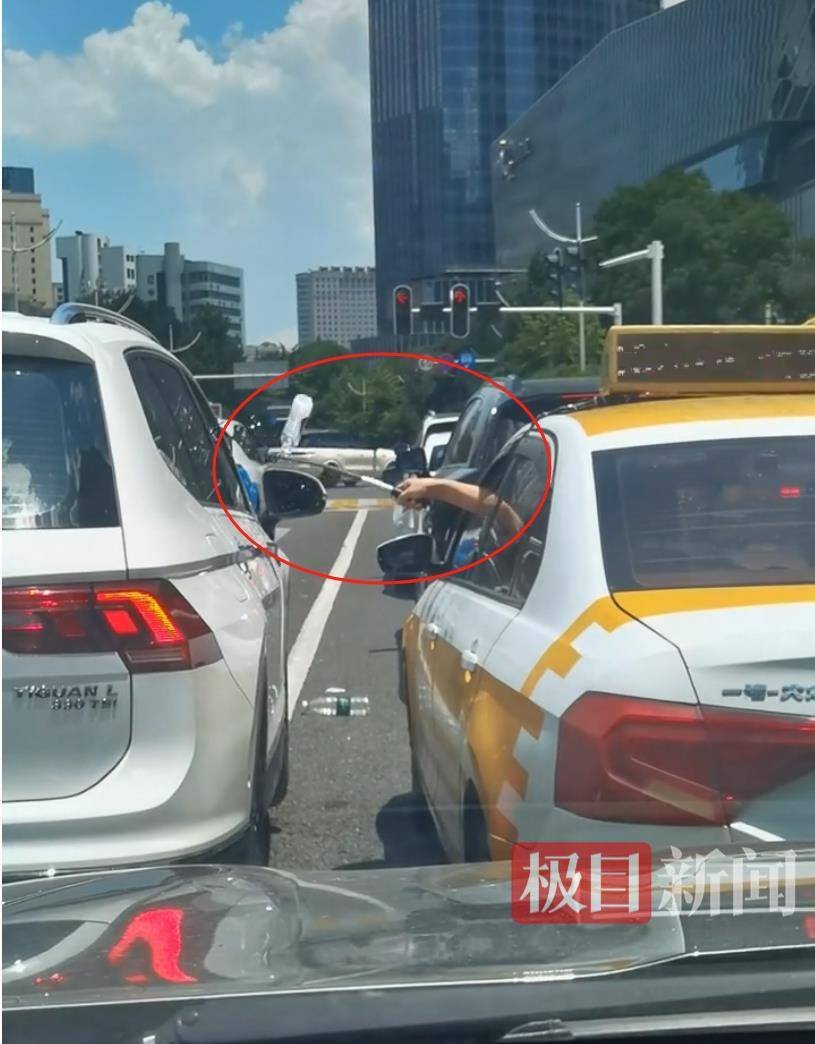 汉口街头发生不和谐一幕：白色汽车有人向出租车泼水<strong></p>
<p>抹茶交易</strong>，的哥挥舞甩棍击破白车玻璃……