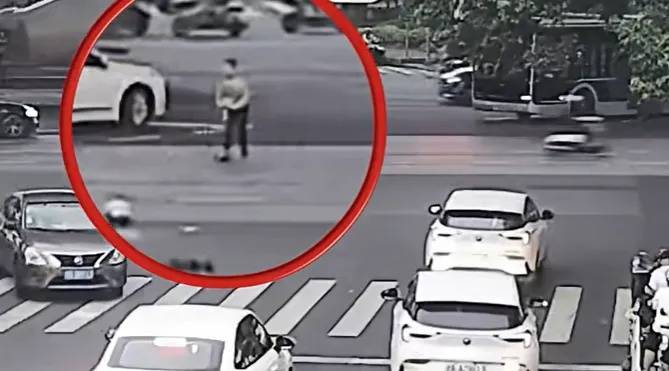 上海一8岁男童单独上路<strong></p>
<p>BITOP交易</strong>，闯红灯被车撞飞：“家长让我自己出来锻炼一下”
