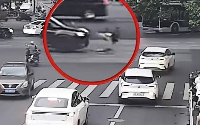 上海一8岁男童单独上路<strong></p>
<p>BITOP交易</strong>，闯红灯被车撞飞：“家长让我自己出来锻炼一下”