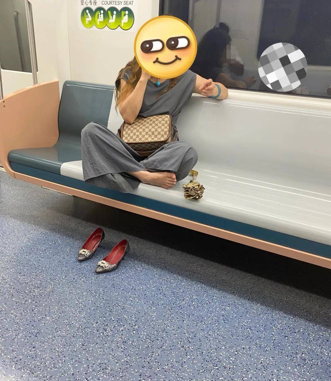女子赤脚盘坐地铁座位<strong></p>
<p>USDT交易</strong>，被指脚部疑似患有灰指甲！上海地铁客服回应