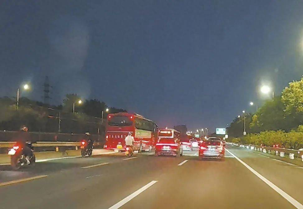 正在严查！京通快速路<strong></p>
<p>BNB交易</strong>，半小时18辆摩托车违法行驶