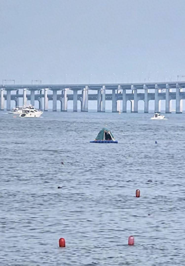 游客在海面搭建移动帐篷露营<strong></p>
<p>币安币交易</strong>，大连海警：不违规，但需注意安全