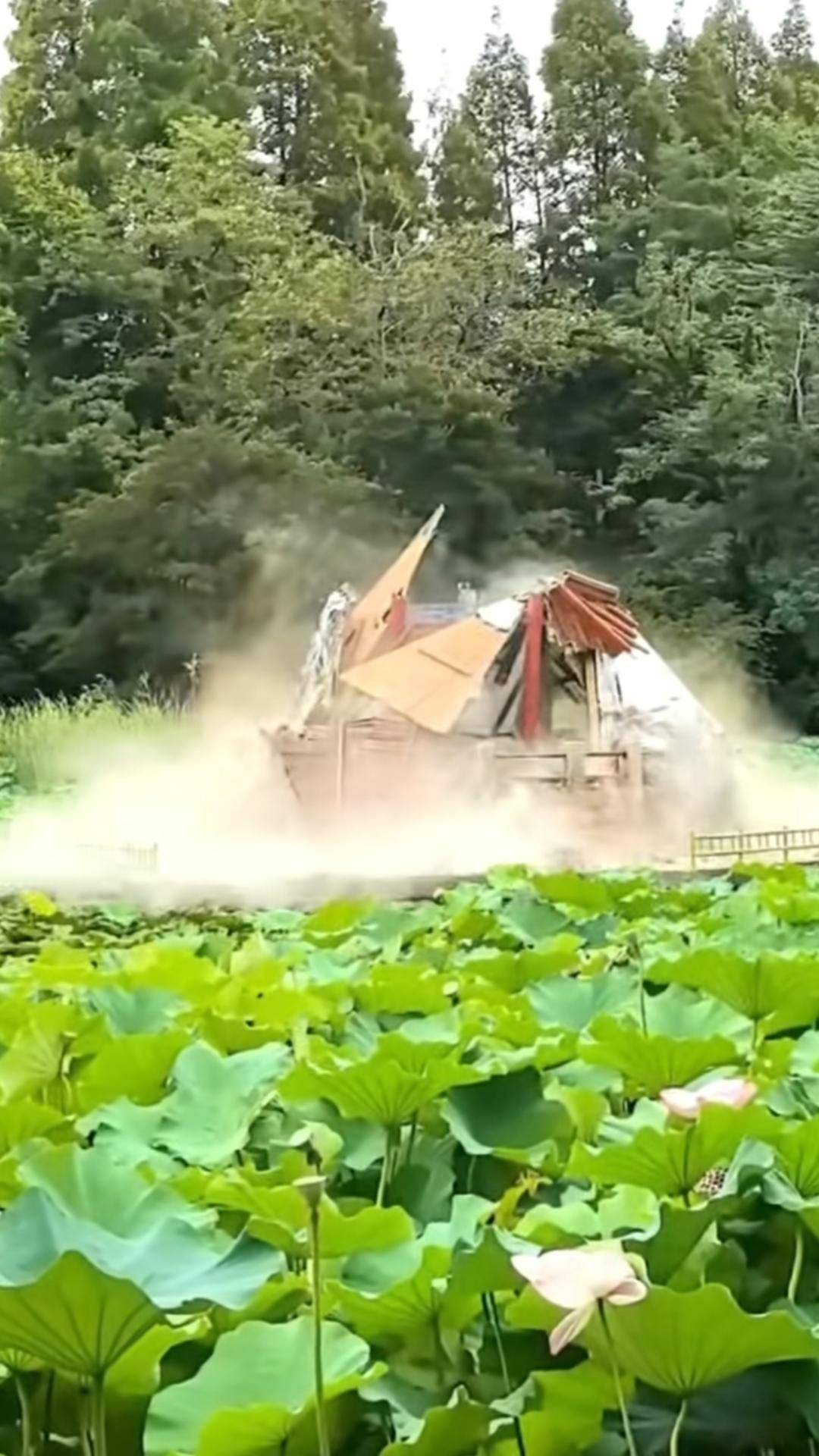 青岛中山公园一凉亭突然倒塌：一年前刚完成修缮<strong></p>
<p>BCH交易</strong>，园方称无伤亡原因待查