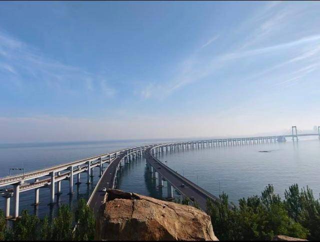 大连一跨海大桥观景台有游客翻栏杆踩空心造景石拍照<strong></p>
<p>比特现金交易</strong>，当地回应