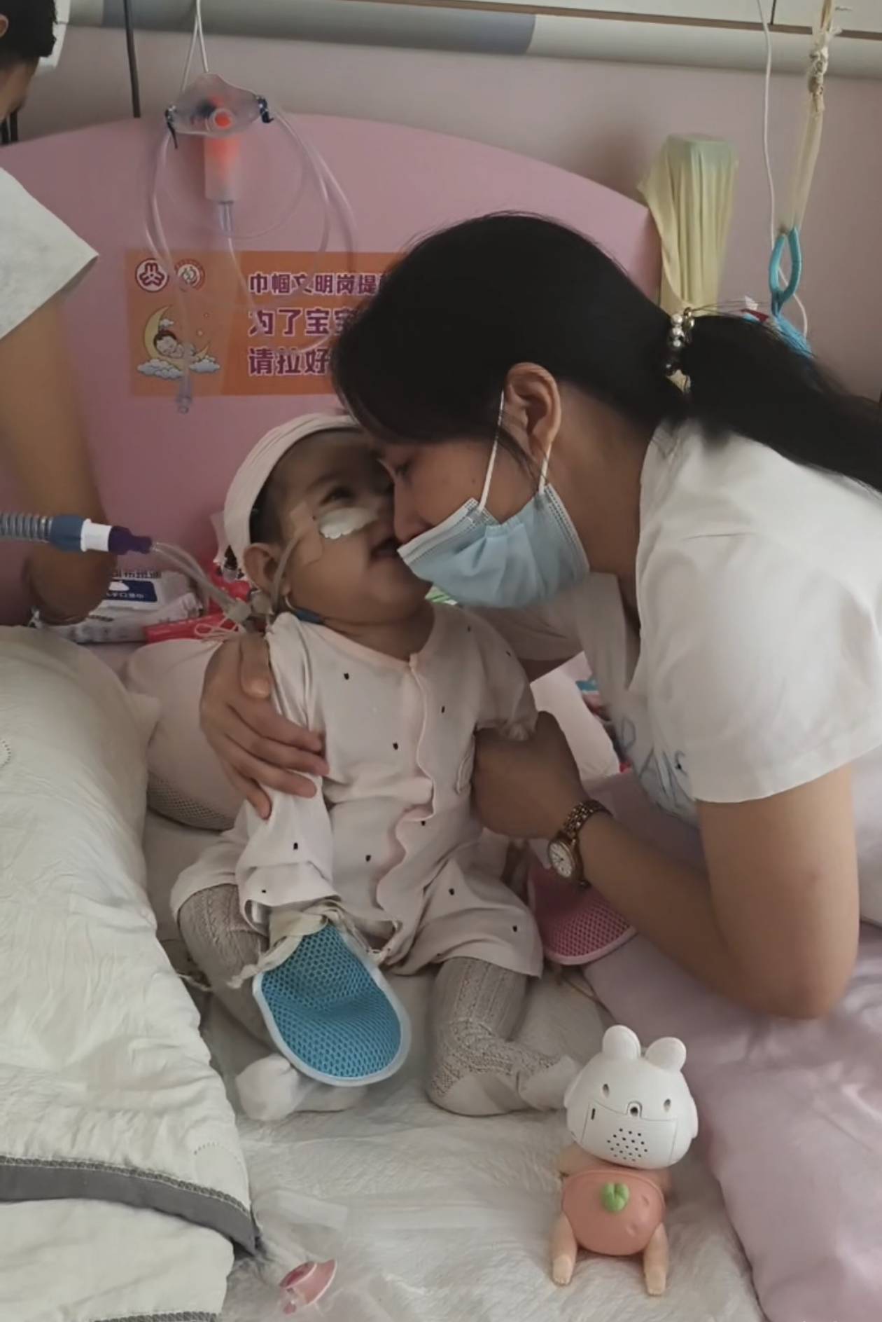 奶奶在哭<strong></p>
<p>LTC交易</strong>，宝宝在笑！40天女婴重病，00后父亲割肝救女，术后这一幕让网友泪奔