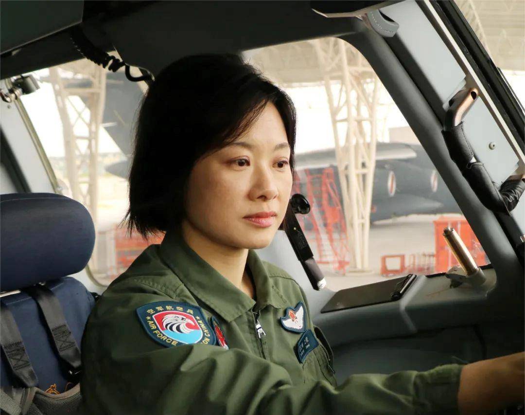 阅兵最帅女机长<strong></p>
<p>比特币交易</strong>，是她！