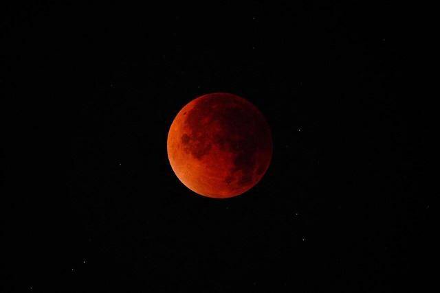 刷屏朋友圈<strong></p>
<p>区块链挖矿交易</strong>！“红月亮”高清大图来了