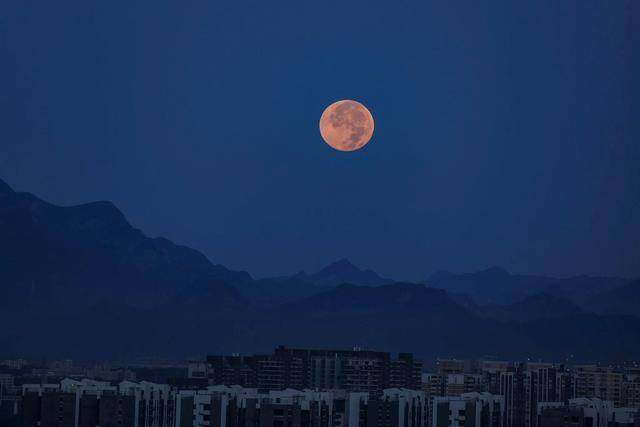 刷屏朋友圈<strong></p>
<p>区块链挖矿交易</strong>！“红月亮”高清大图来了