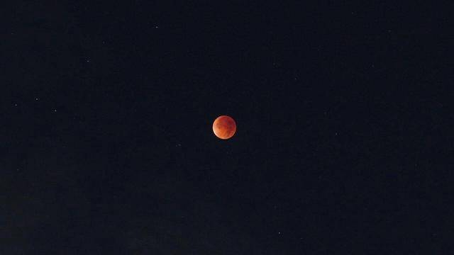 刷屏朋友圈<strong></p>
<p>区块链挖矿交易</strong>！“红月亮”高清大图来了