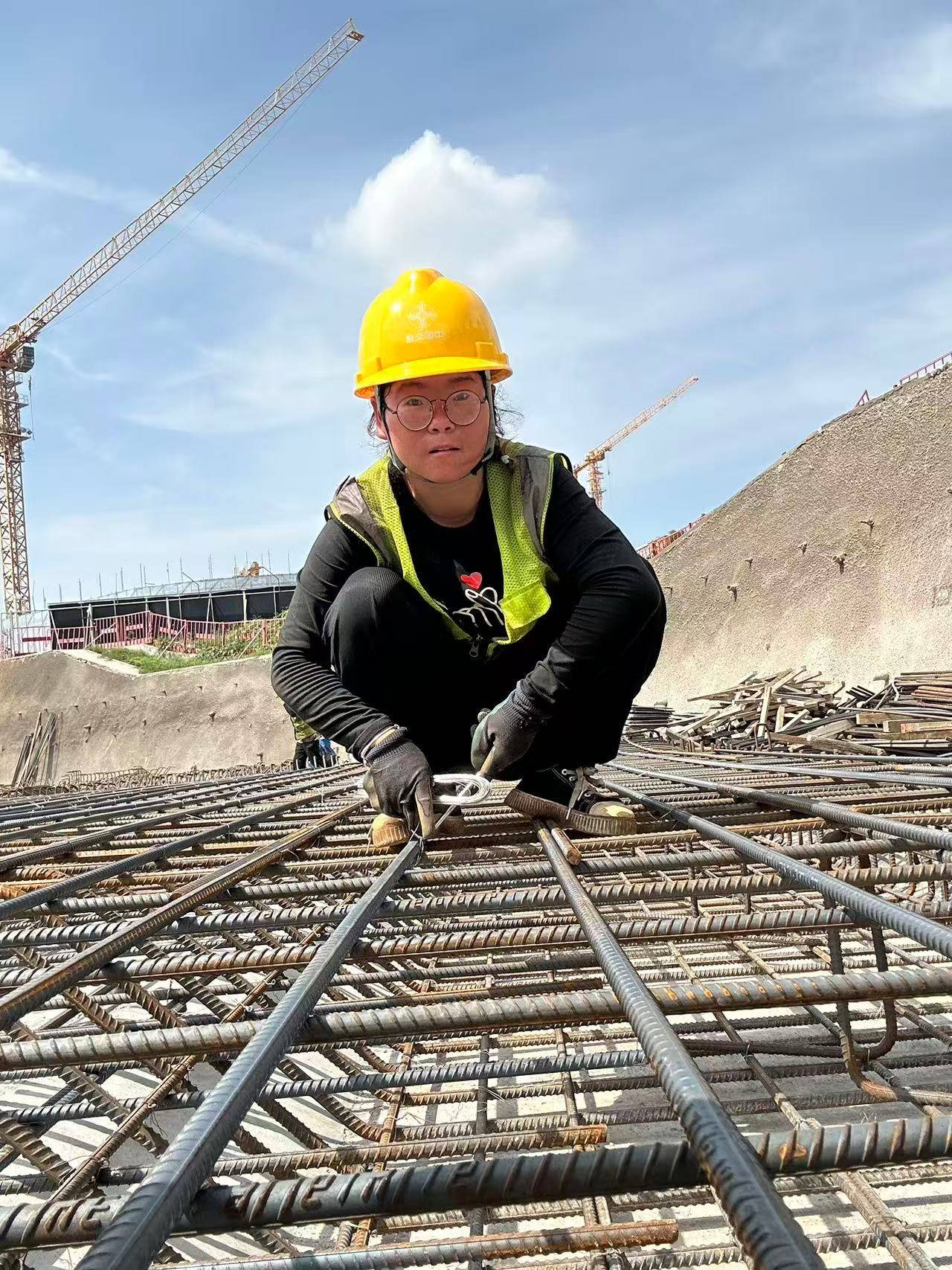 00后女孩工地绑钢筋5年成家里经济支柱：汗水流进眼睛特别疼<strong></p>
<p>火币交易所</strong>，工友让我干轻松的活