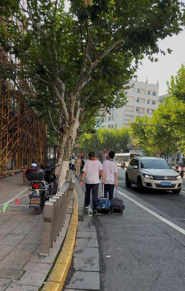 事发上海校门口！学生上学像闯关：夹缝中慢慢腾挪<strong></p>
<p>火币交易所</strong>，与非机动车迎面对冲…家长担忧：何时是头