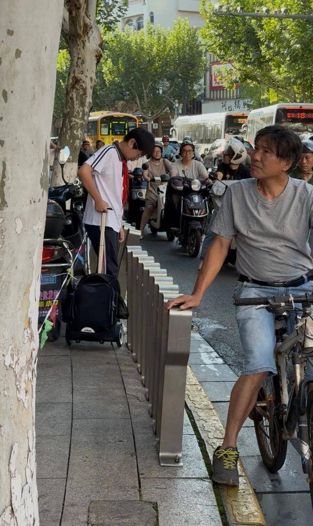 事发上海校门口！学生上学像闯关：夹缝中慢慢腾挪<strong></p>
<p>火币交易所</strong>，与非机动车迎面对冲…家长担忧：何时是头