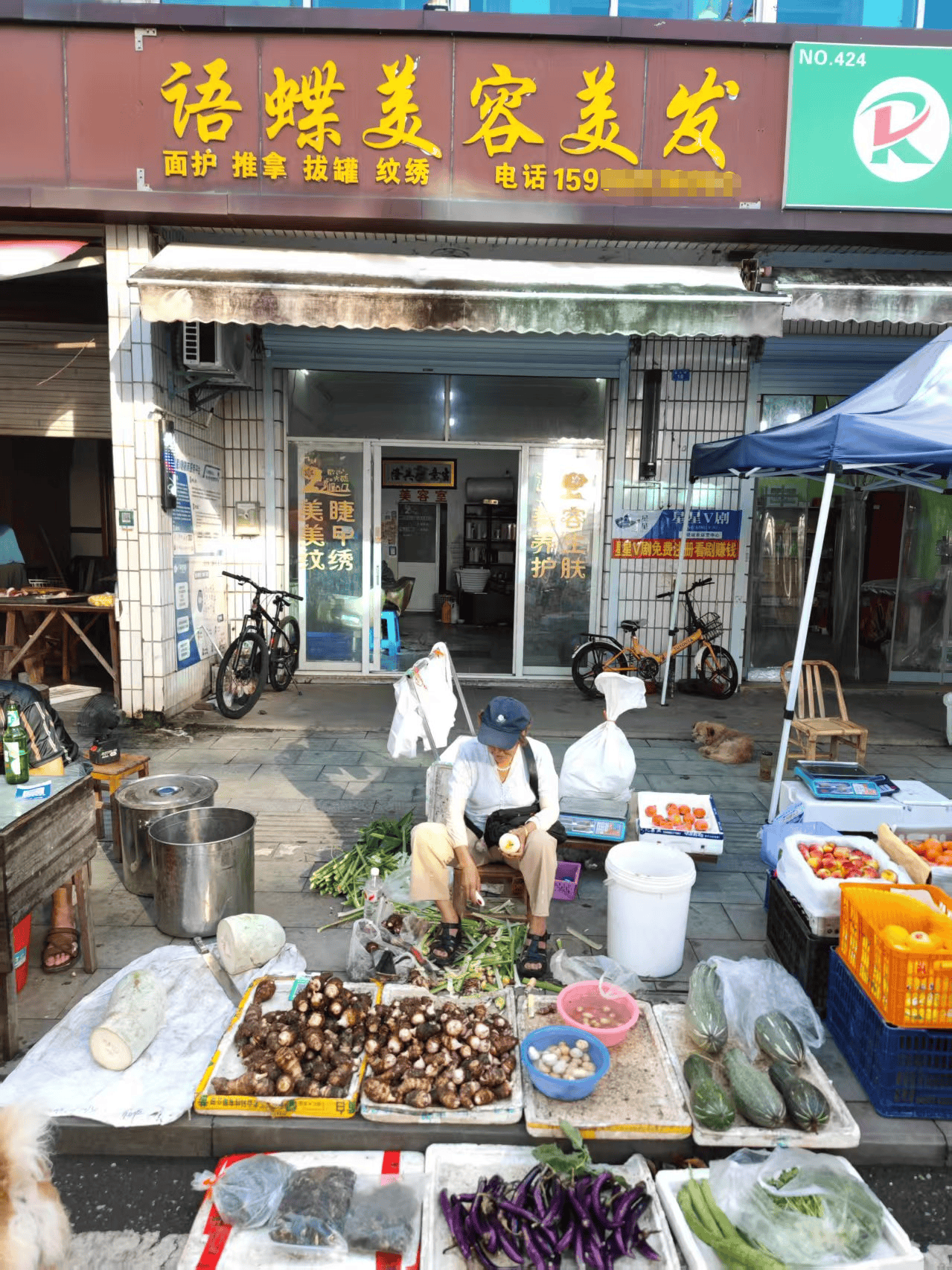 浙江一店主允许大妈门口摆摊<strong></p>
<p>币安交易所</strong>，时常被大妈“投喂”蔬果：每次收摊时，都打扫得干干净净
