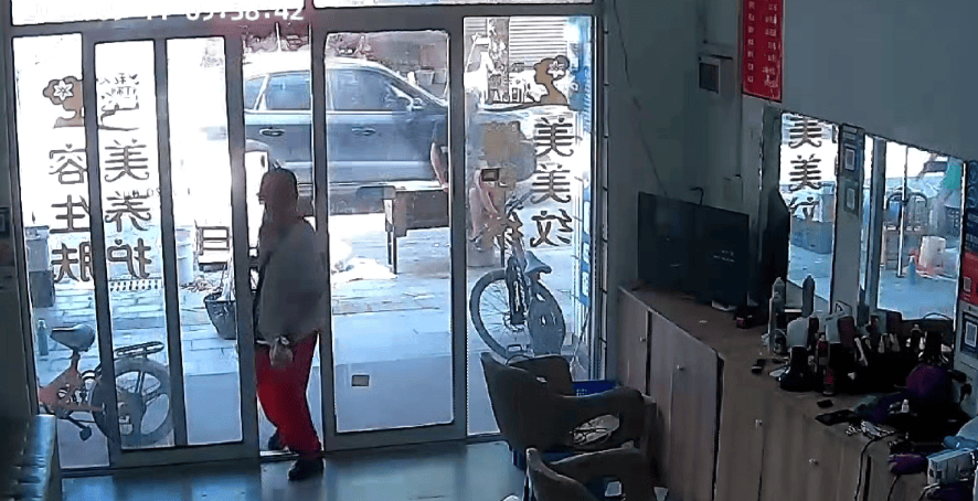 浙江一店主允许大妈门口摆摊<strong></p>
<p>币安交易所</strong>，时常被大妈“投喂”蔬果：每次收摊时，都打扫得干干净净