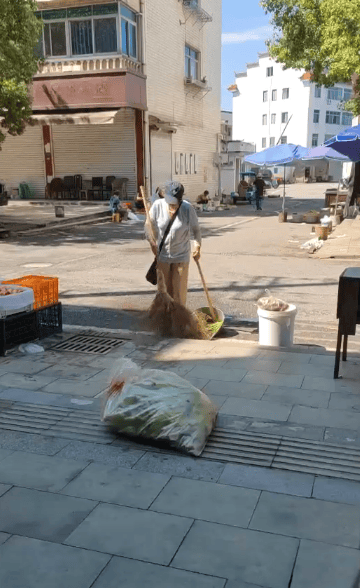 浙江一店主允许大妈门口摆摊<strong></p>
<p>币安交易所</strong>，时常被大妈“投喂”蔬果：每次收摊时，都打扫得干干净净