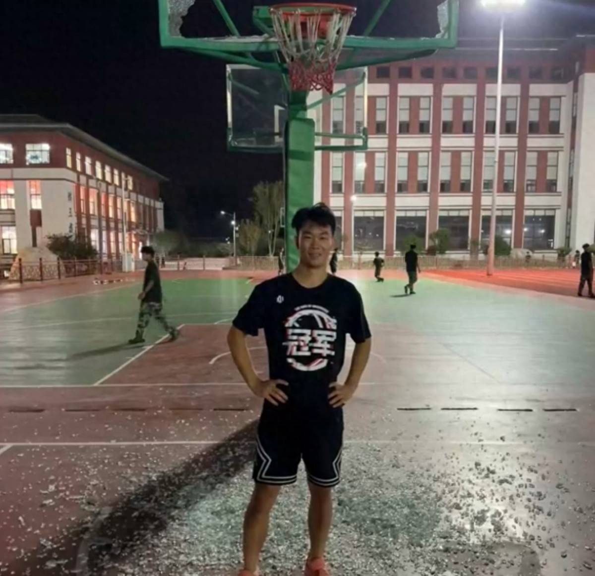 郑州178厘米大学生扣碎篮板<strong></p>
<p>OKEx交易所</strong>，校方：说明弹跳力好！学校出资购买新篮板，已安装好
