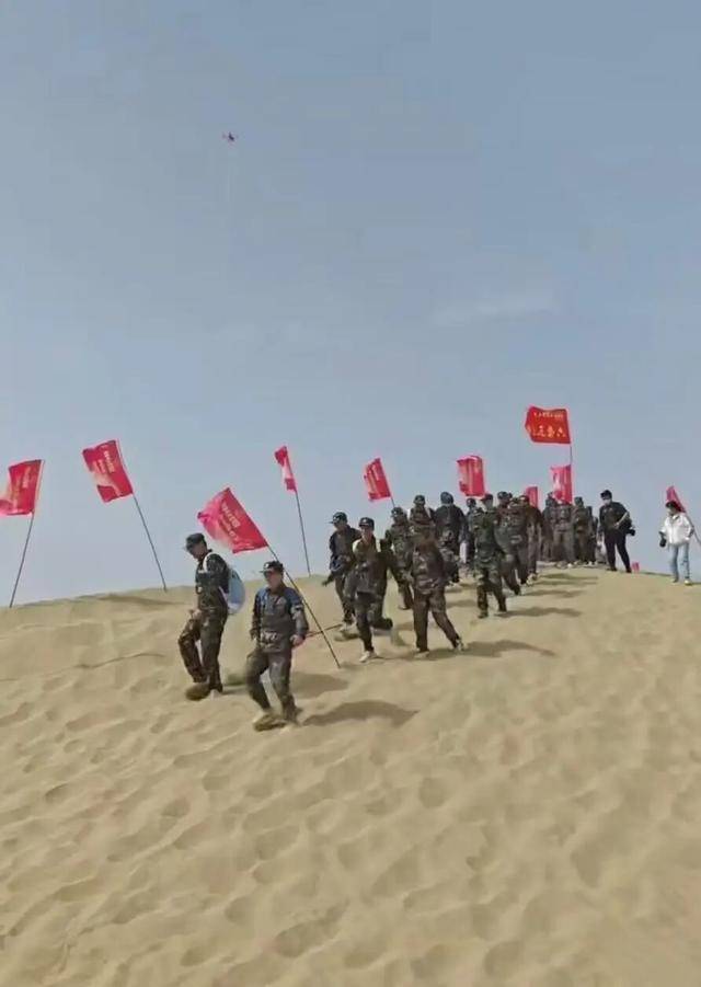 塔里木大学军训真硬核！8400余名新生分批穿越沙漠<strong></p>
<p>OKEx交易所</strong>，匍匐前进、沙漠拉烟，堪比“沙场点兵”大片