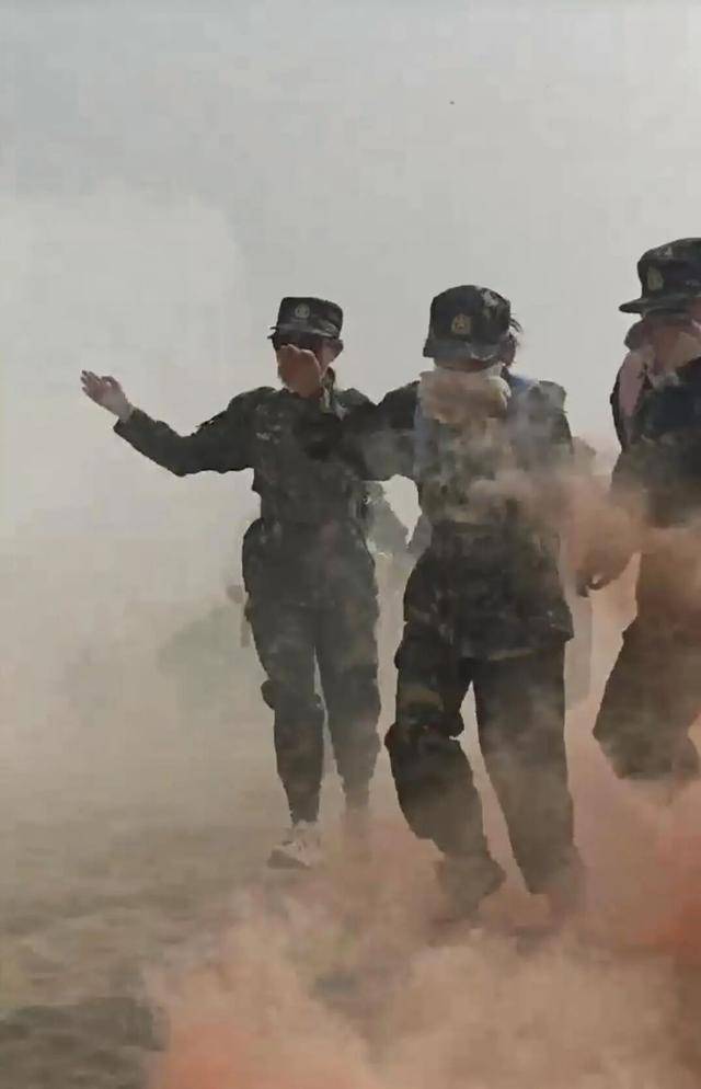 塔里木大学军训真硬核！8400余名新生分批穿越沙漠<strong></p>
<p>OKEx交易所</strong>，匍匐前进、沙漠拉烟，堪比“沙场点兵”大片