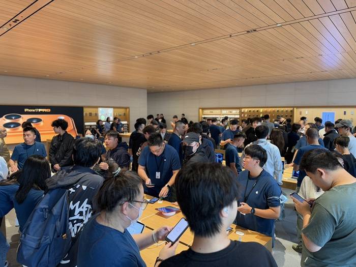 iPhone 17正式开售<strong></p>
<p>BITOP交易所</strong>，橙色Pro Max黄牛最高加价1500元
