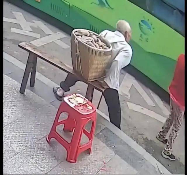 重庆一背篓老人等公交被拒载<strong></p>
<p>ETH-以太坊交易所</strong>，交通运输局：涉事司机已被开除