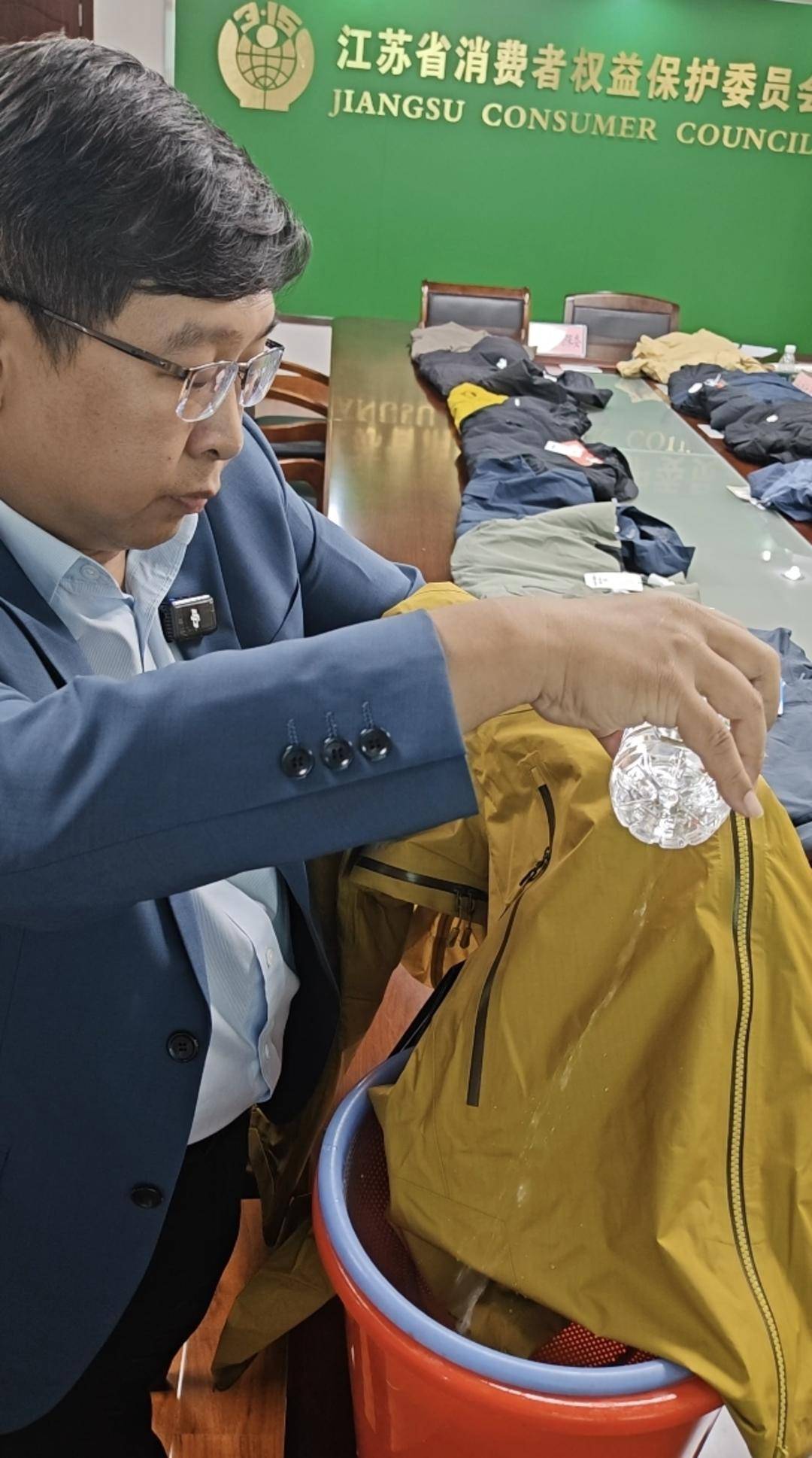 注意！冲锋衣40款里3款“不防水”<strong></p>
<p>ETH交易所</strong>，教你一招在家也能测