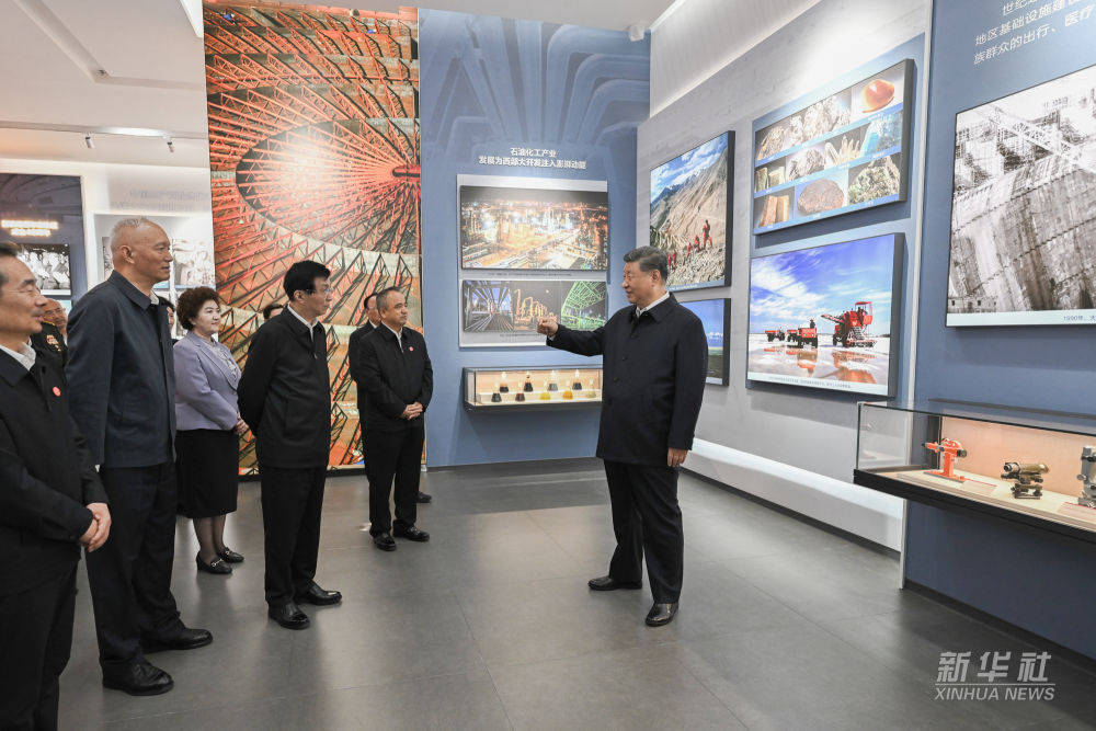 新华图讯丨习近平参观新疆维吾尔自治区成立70周年主题成就展