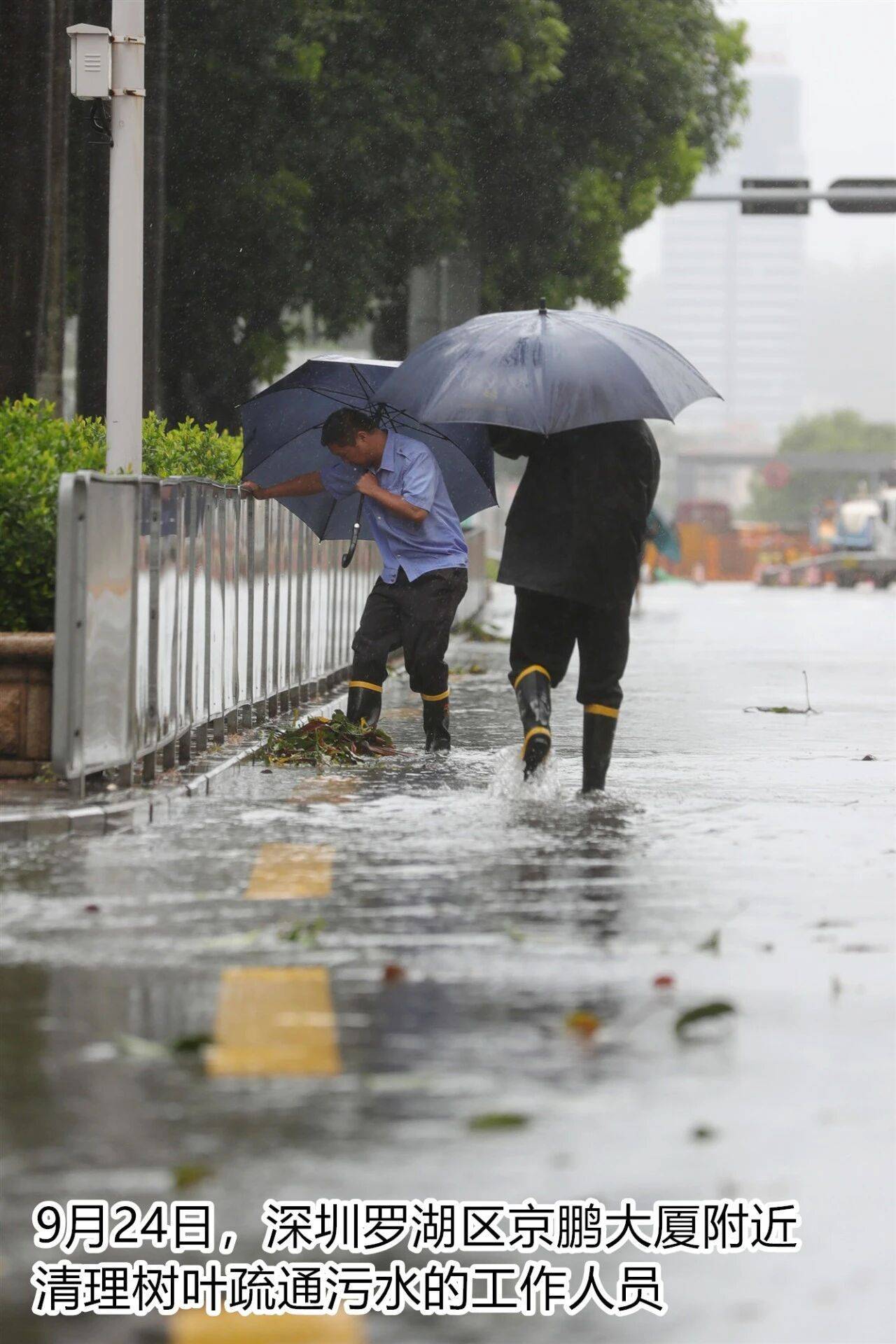 台风夜<strong></p>
<p>ETH交易所</strong>，深圳有人溺水！紧急！“桦加沙”过境，这些画面泪目