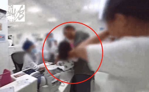 事发上海晚高峰！汹涌车流中<strong></p>
<p>USDT交易所</strong>，一男子绝望跳车，直奔民警而去……