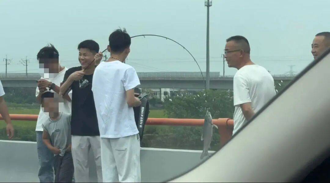 男子高速遇堵车下车钓鱼<strong></p>
<p>泰达币交易所</strong>，首竿即中！开怀大笑：“鱼送路人了”