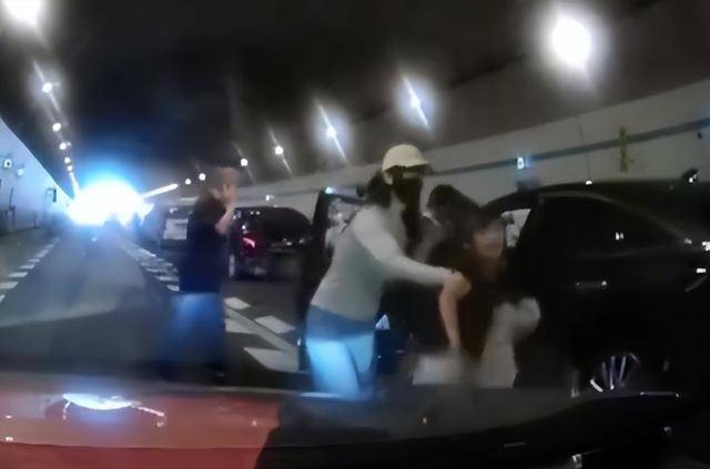 10岁男孩隧道内跪地拦车:哭得撕心裂肺<strong></p>
<p>XRP交易所</strong>,求人救他妈妈